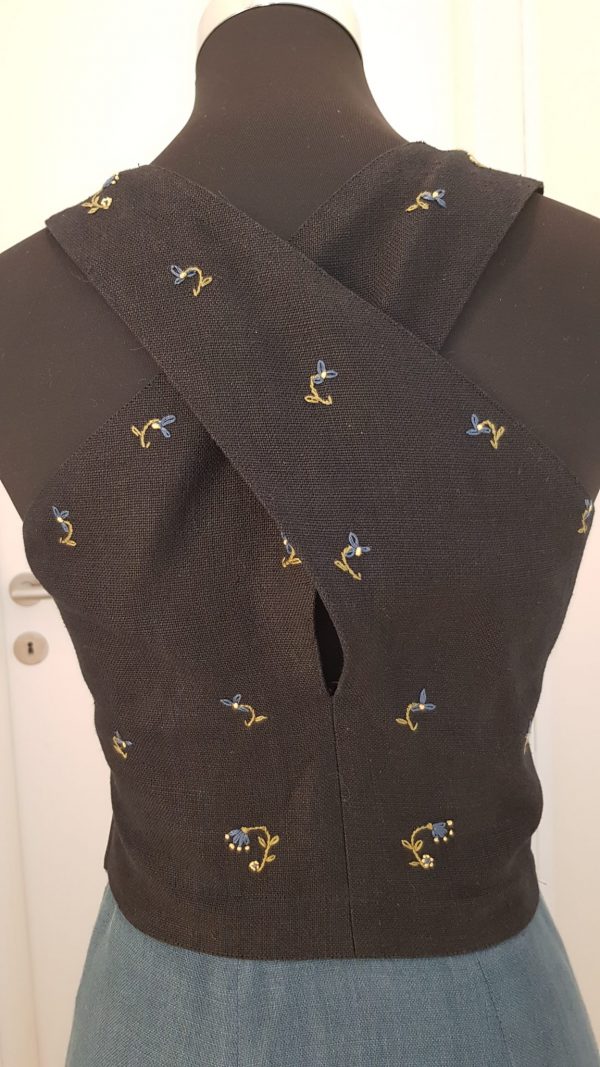 "Schneewittchenkleid", langes Trachtenkleid mit dunkelblauem Blumen-bestickten Leib im Rücken Träger überkreuzt, stahlblauer schlichter Leinenrock