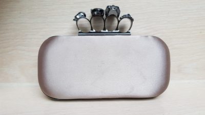 Clutch, Totenköpfe, nude