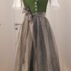elegantes langes grün-graues Dirndl, graue transparente Seidenschürze mit großer Masche, edle weiße Spitzenbluse