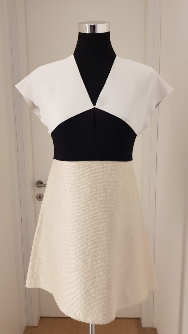 Edles Businesskleid in weiß und schwarz mit Leinenrock und angeschnittenen Ärmeln, V-Ausschnitt