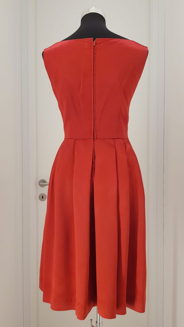 Rotes Seiden Couturekleid, knielang, ärmellos