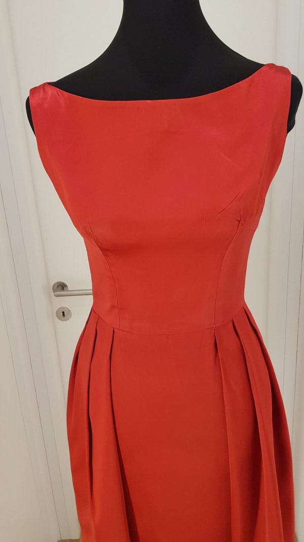 Rotes Seiden Couturekleid, knielang, ärmellos