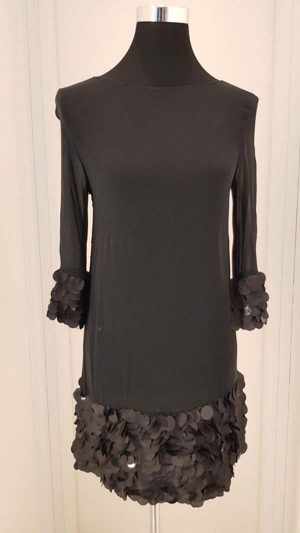 Kurzes schwarz-transparentes Cocktailkleid mit langen Ärmeln, Pailletten an Ärmeln und am Saumabschluss