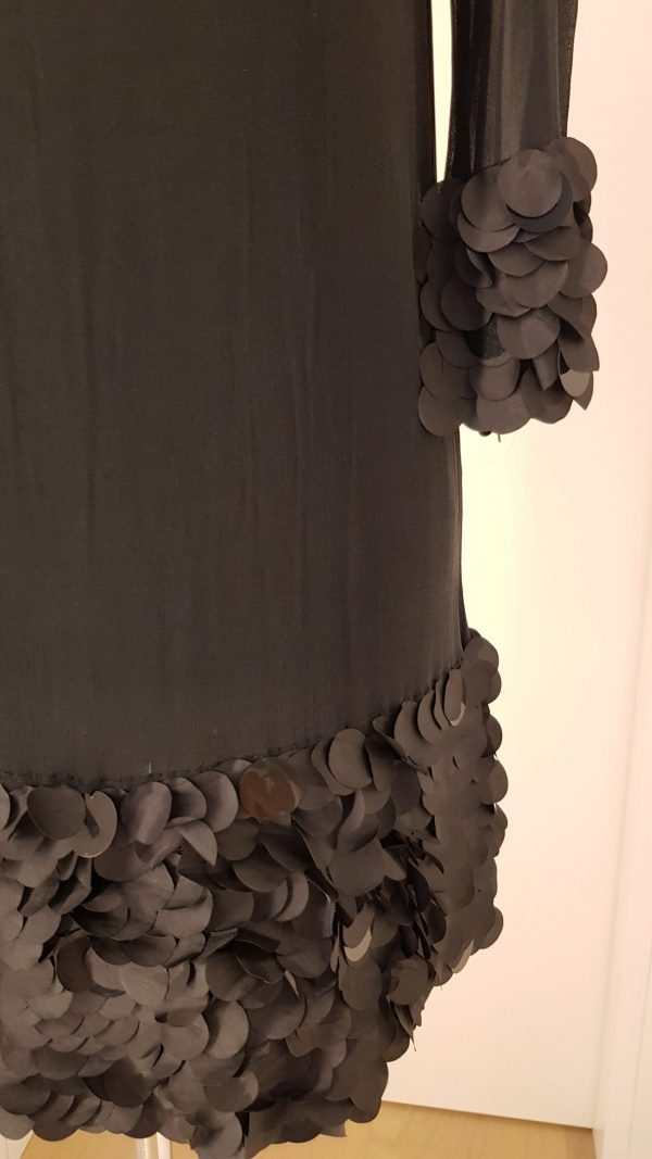 Kurzes schwarz-transparentes Cocktailkleid mit langen Ärmeln, Pailletten an Ärmeln und am Saumabschluss