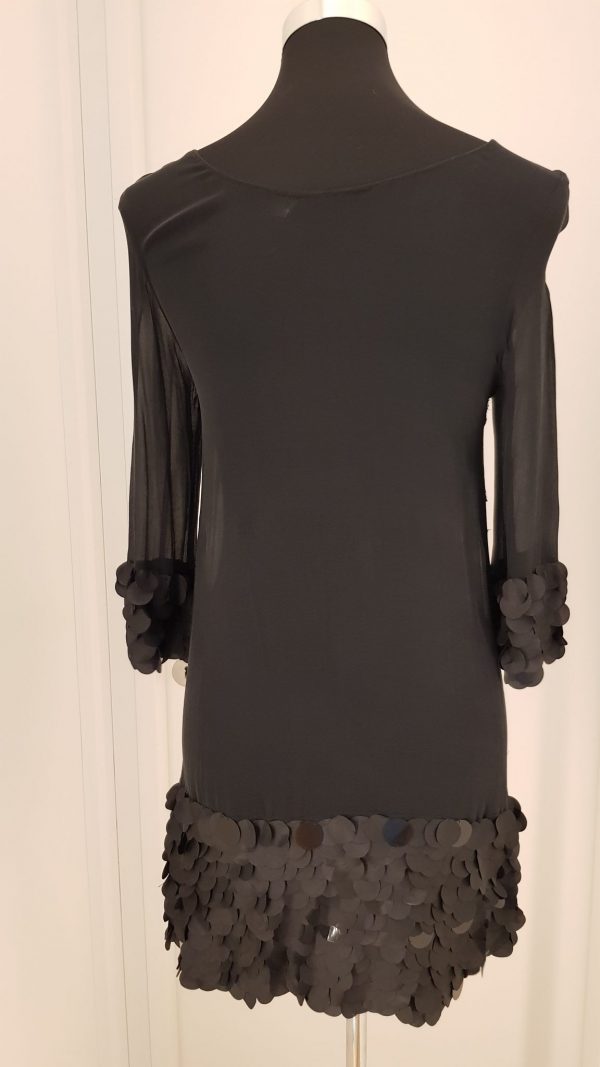 Kurzes schwarz-transparentes Cocktailkleid mit langen Ärmeln, Pailletten an Ärmeln und am Saumabschluss