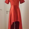 Schlichtes asymmetrisches rotes Satinkleid, vorne kurz, hinten wadenlang,