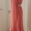 Extravagantes rosa Plisseekleid mit Rüschen am Halskragen, asymmetrischem Gürtel und breitem Rockabschluss