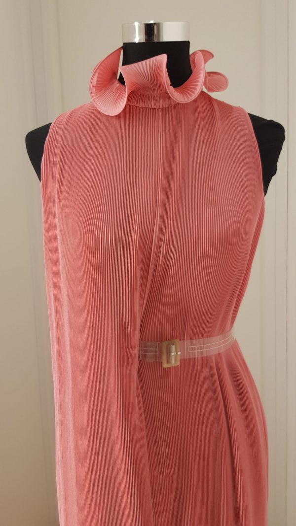 Extravagantes rosa Plisseekleid mit Rüschen am Halskragen, asymmetrischem Gürtel und breitem Rockabschluss