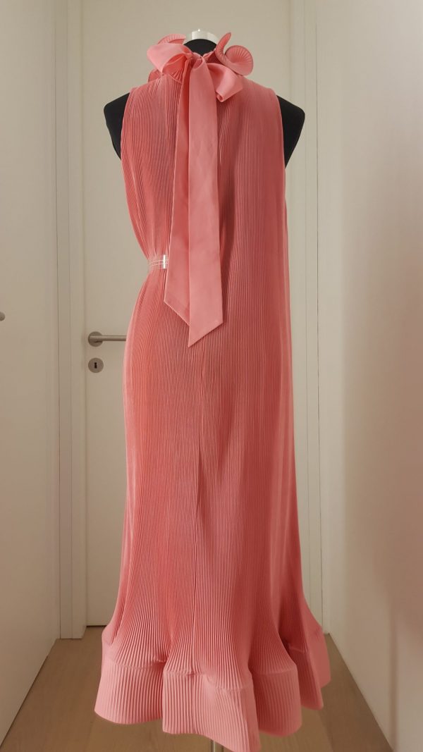 Extravagantes rosa Plisseekleid mit Rüschen am Halskragen, asymmetrischem Gürtel und breitem Rockabschluss