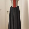 langes Trachtenkleid, Lodenleib mit rotem Tiroler Wappen,im Rücken geschnürt, schwarzer Leinenrock
