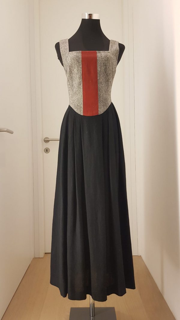 langes Trachtenkleid, Lodenleib mit rotem Tiroler Wappen,im Rücken geschnürt, schwarzer Leinenrock