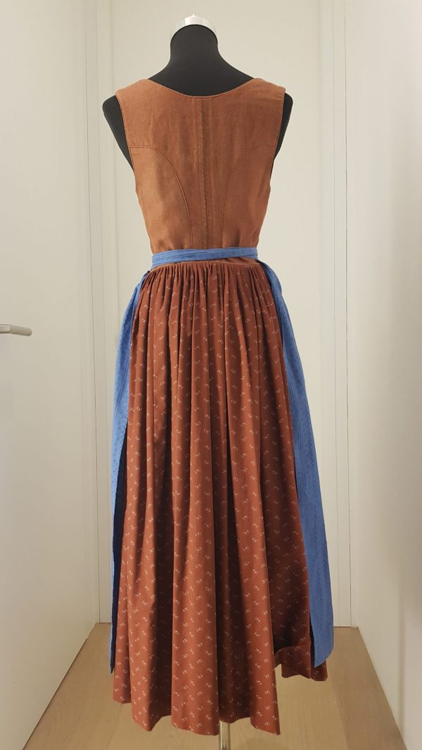 echte "Lamingtaler Tracht", schlichtes Dirndl mit braunem Leinenleib, brauner Rock mit kleinen weißen Blumen, blaue Schürze mit weißem Trachtenmuster