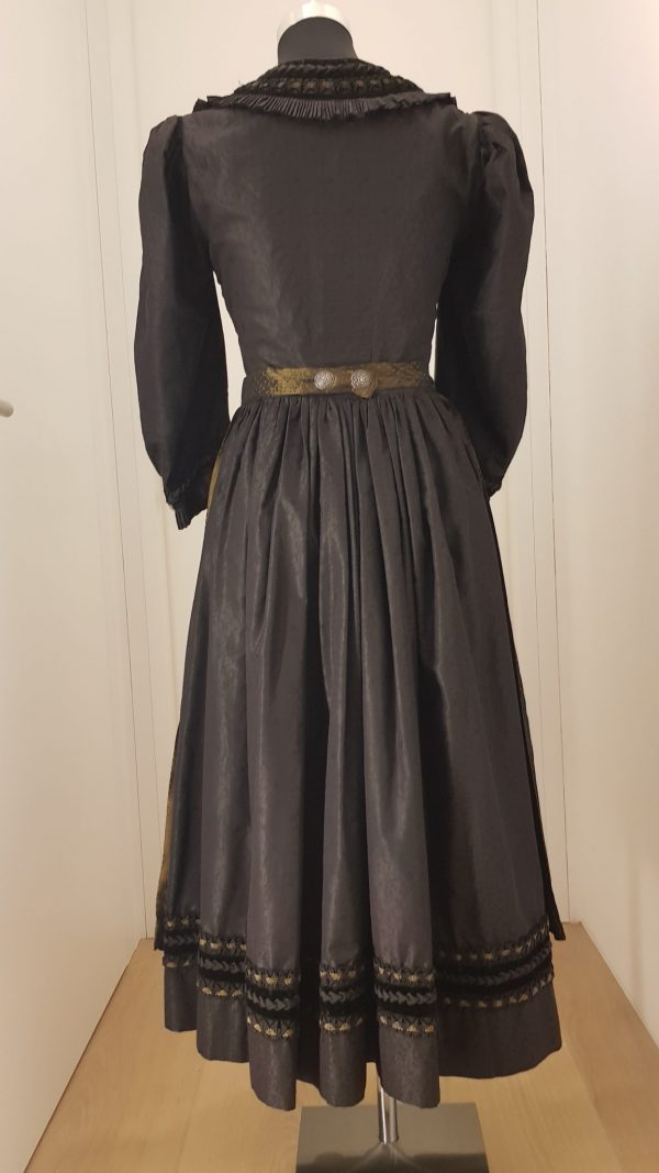 65 Jahre altes Original "Kärntner Brautmutterdirndl", sehr schön verarbeitetes altes Seidendirndl mit aufwendiger Goldstickerei, 3/4 Ärmel