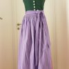 klassisches "Ausseer Dirndl" mit grünem Leinenleib, wadenlangem Rock mit weißen Blumen, violetter Schürze mit weißem Muster, weißer Bluse, schöne Perlmutknöpfe