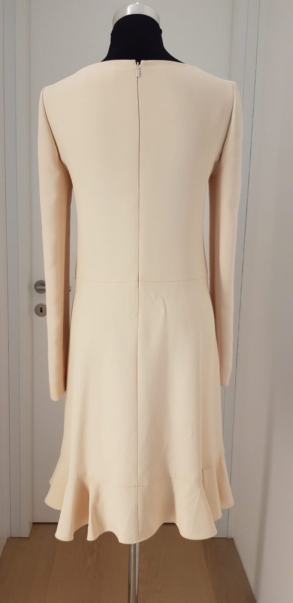 Weites weißes Kleid mit langen Ärmeln und Godetrock