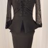 Edles schwarzes Cocktailkleid mit langen transparenten Ärmeln, figurbetonter Strechrock knielang, Bustier bestickt, aufwendig bestickter transparenter Rücken, Schößchen