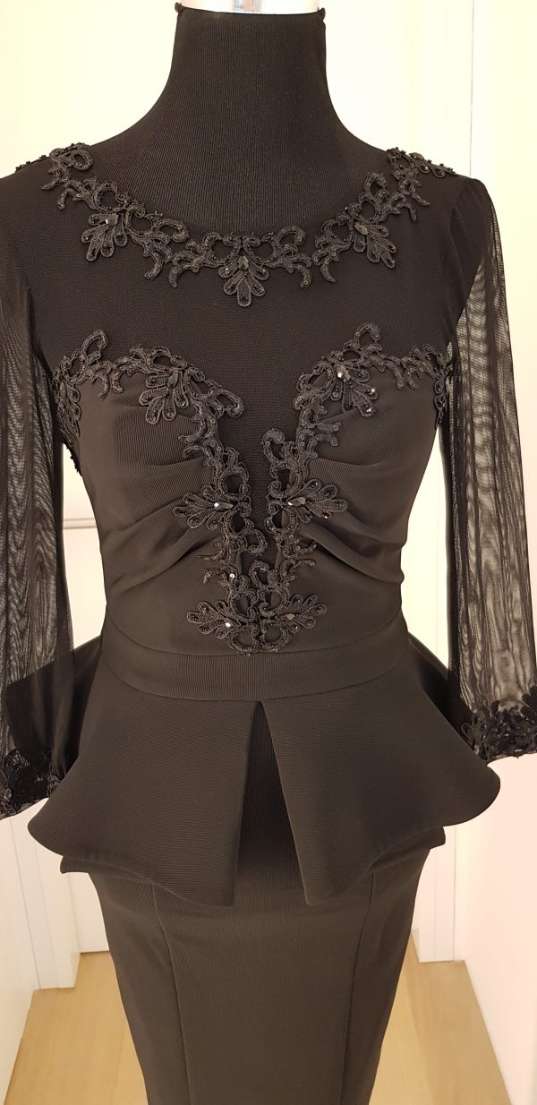 Edles schwarzes Cocktailkleid mit langen transparenten Ärmeln, figurbetonter Strechrock knielang, Bustier bestickt, aufwendig bestickter transparenter Rücken, Schößchen