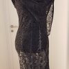Transparentes schwarzes Spitzenkleid mit Pailletten und breitem Schalkragen