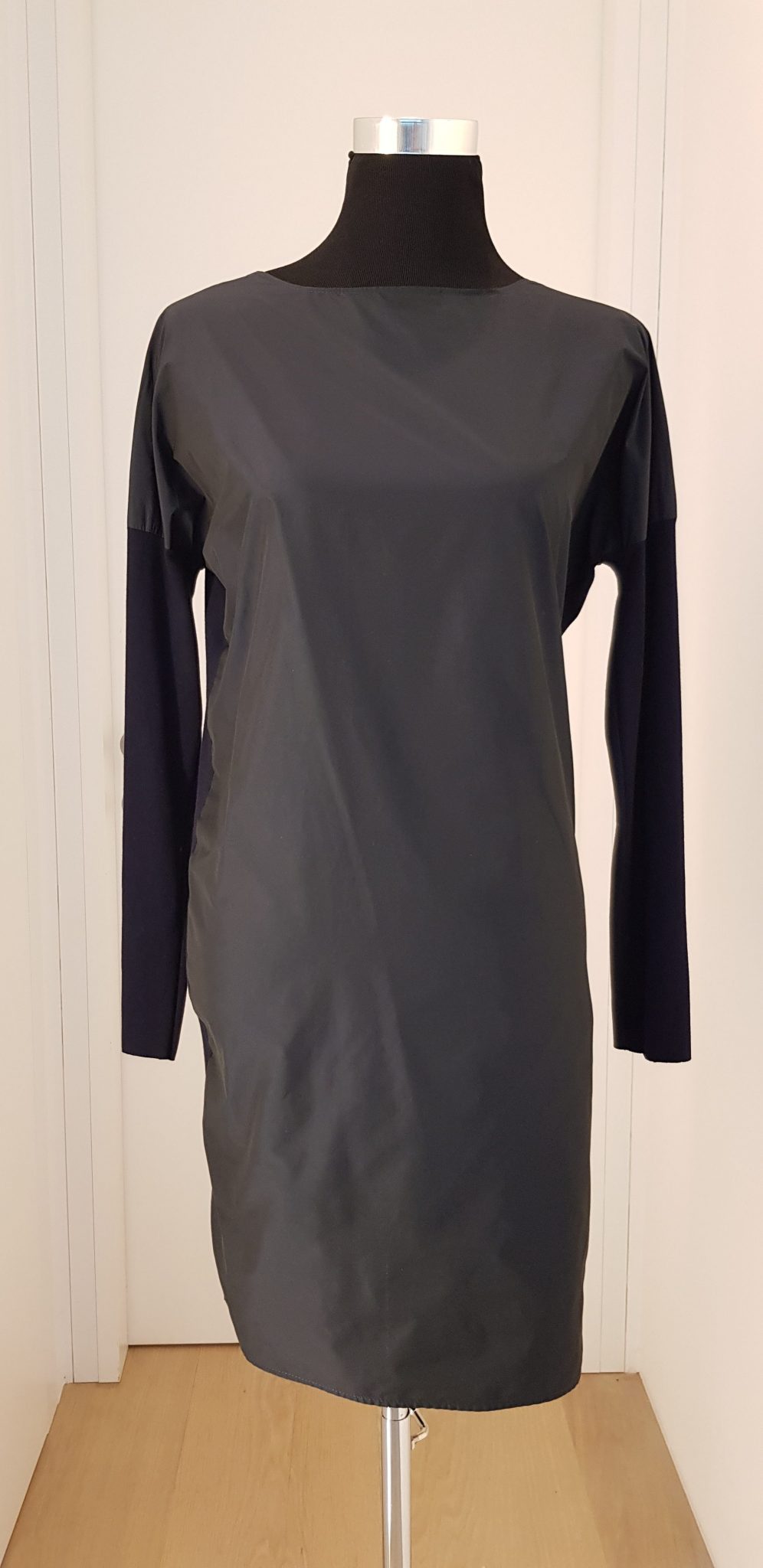 2060-Cocktailkleid-kleid-business-outfit-blau-schwarz-michel-mayer schwarzes schlichtes Kleid in Seide mit langen Ärmeln in Stretchwolle