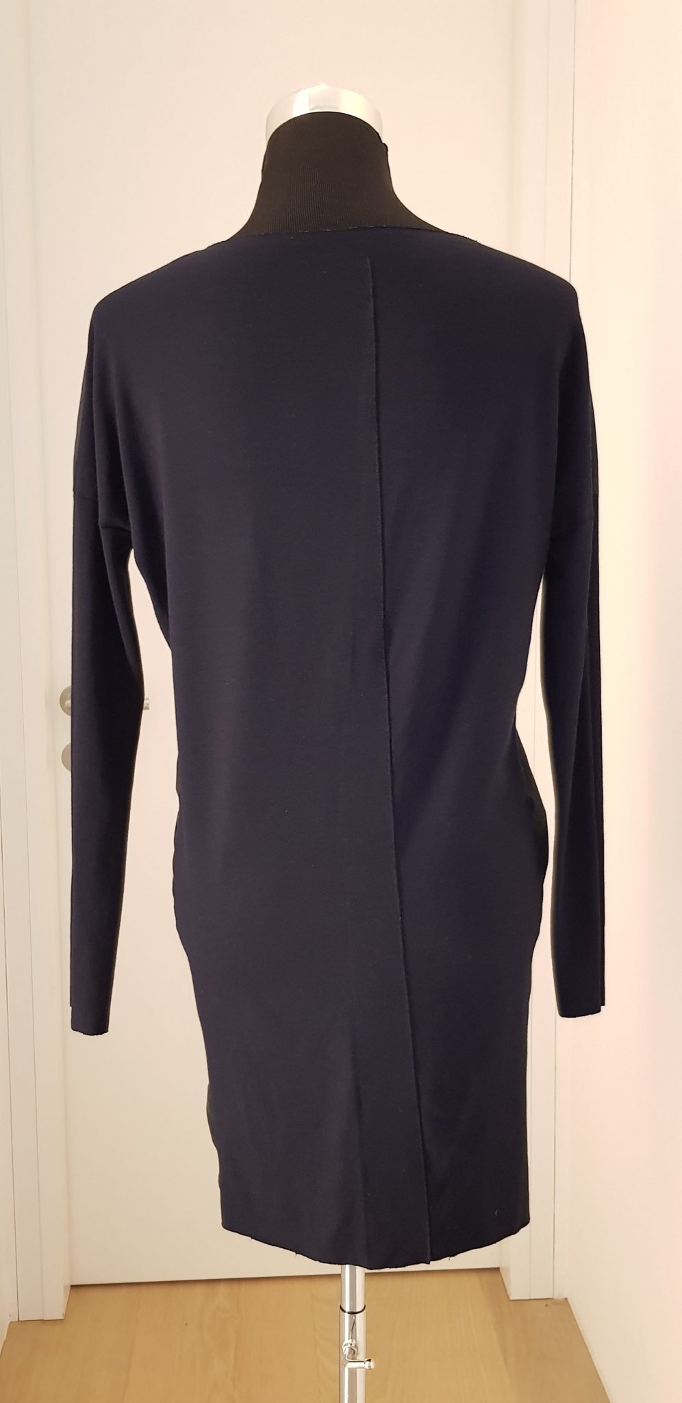 2060-Cocktailkleid-kleid-business-outfit-blau-schwarz-michel-mayer schwarzes schlichtes Kleid in Seide mit langen Ärmeln in Stretchwolle