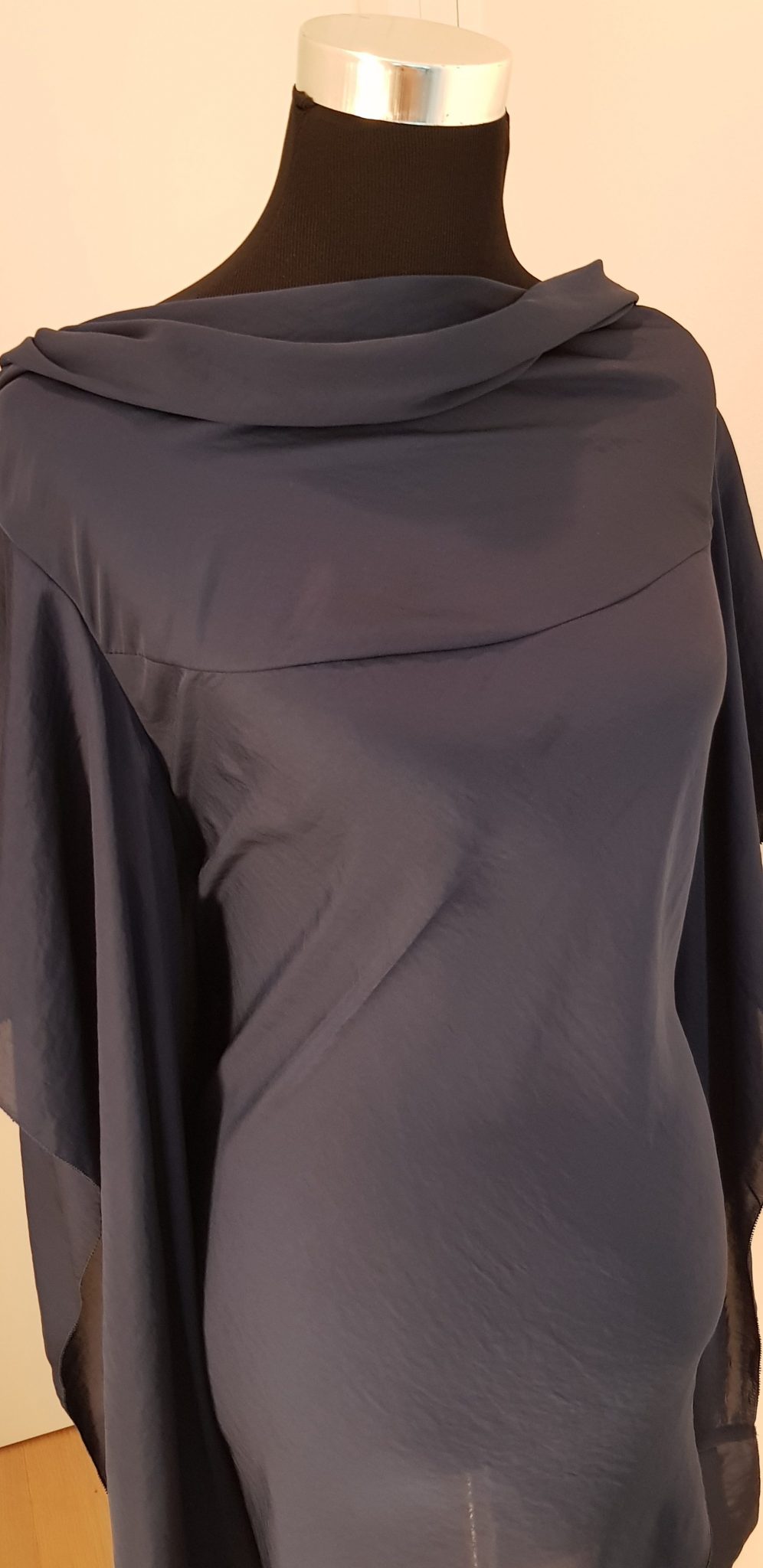 2056-cocktailkleid-kleid-blau-michel-meyer-business-outfit Nachtblaues asymmetrisches kurzes Cocktail-/Businesskleid mit Gürtel