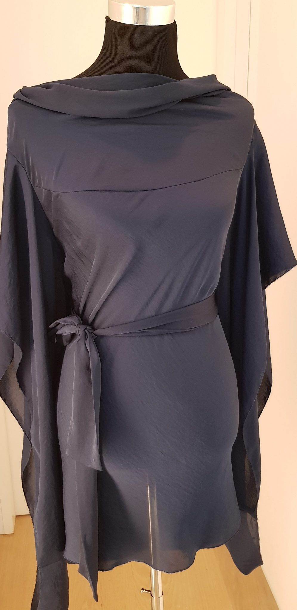 2056-cocktailkleid-kleid-blau-michel-meyer-business-outfit Nachtblaues asymmetrisches kurzes Cocktail-/Businesskleid mit Gürtel