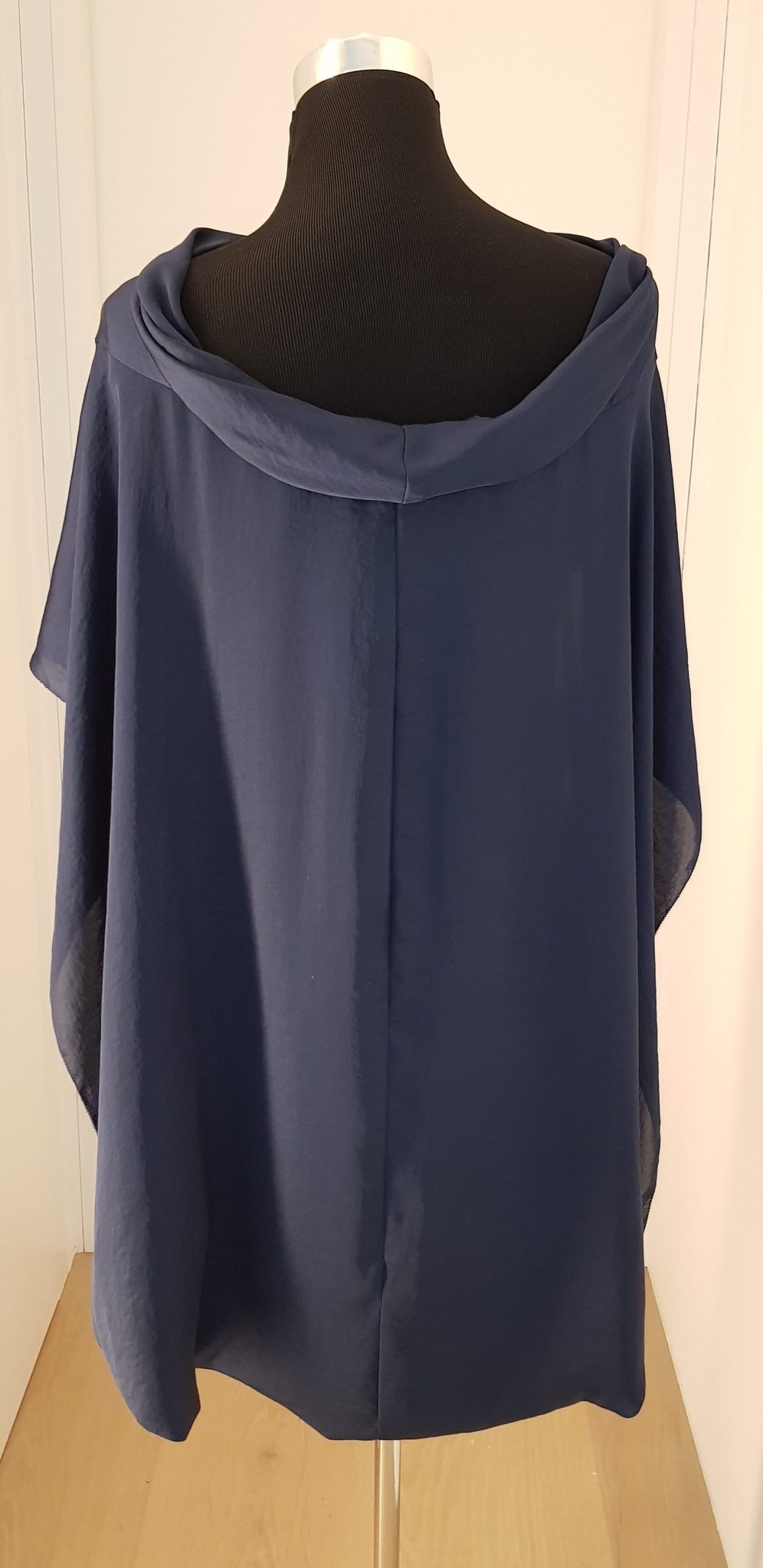 2056-cocktailkleid-kleid-blau-michel-meyer-business-outfit Nachtblaues asymmetrisches kurzes Cocktail-/Businesskleid mit Gürtel