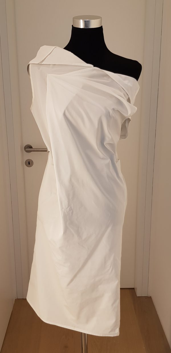 Asymetrisches schlichtes Kleid in weiß, knielang