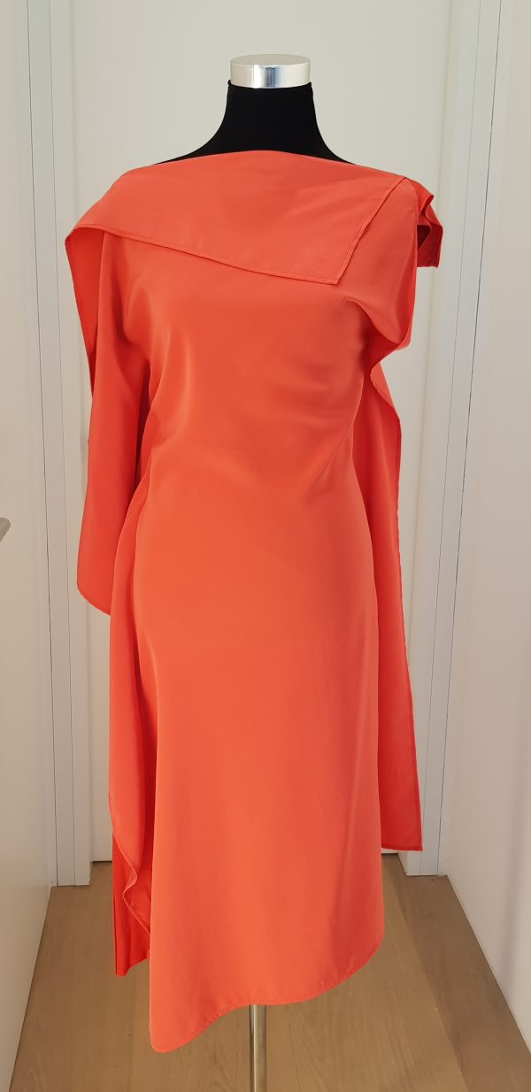 Rotes asymmetrisches Volantskleid