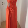 Edles schlichtes bequemes Ballkleid in rot, figurbetont mi einer Strassspange im Hüftbereich, Spaghettiträger