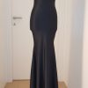 Figurbetontes schlichtes schwarzes Stretchkleid mit Federn an den Schultern, wadenlang,