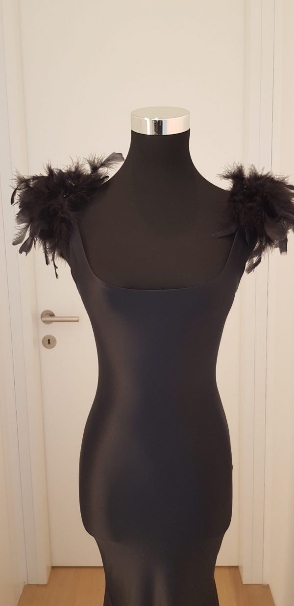 Figurbetontes schlichtes schwarzes Stretchkleid mit Federn an den Schultern, wadenlang,