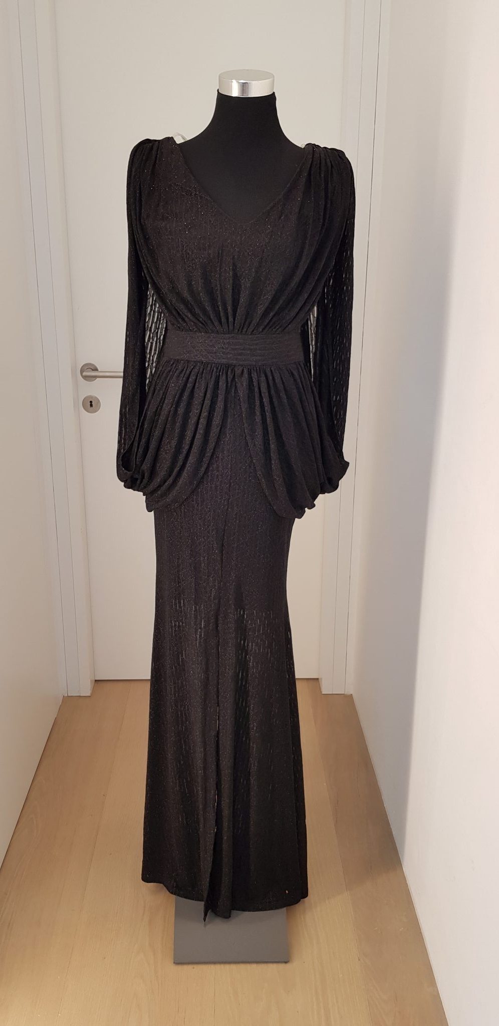 1060-ballkleid-schwarz-Rising-Star Schwarzes Ball-/Abendkleid mit breiten Schultern und breitem Gürtel und extravaganten Wasserfall-Bahnen