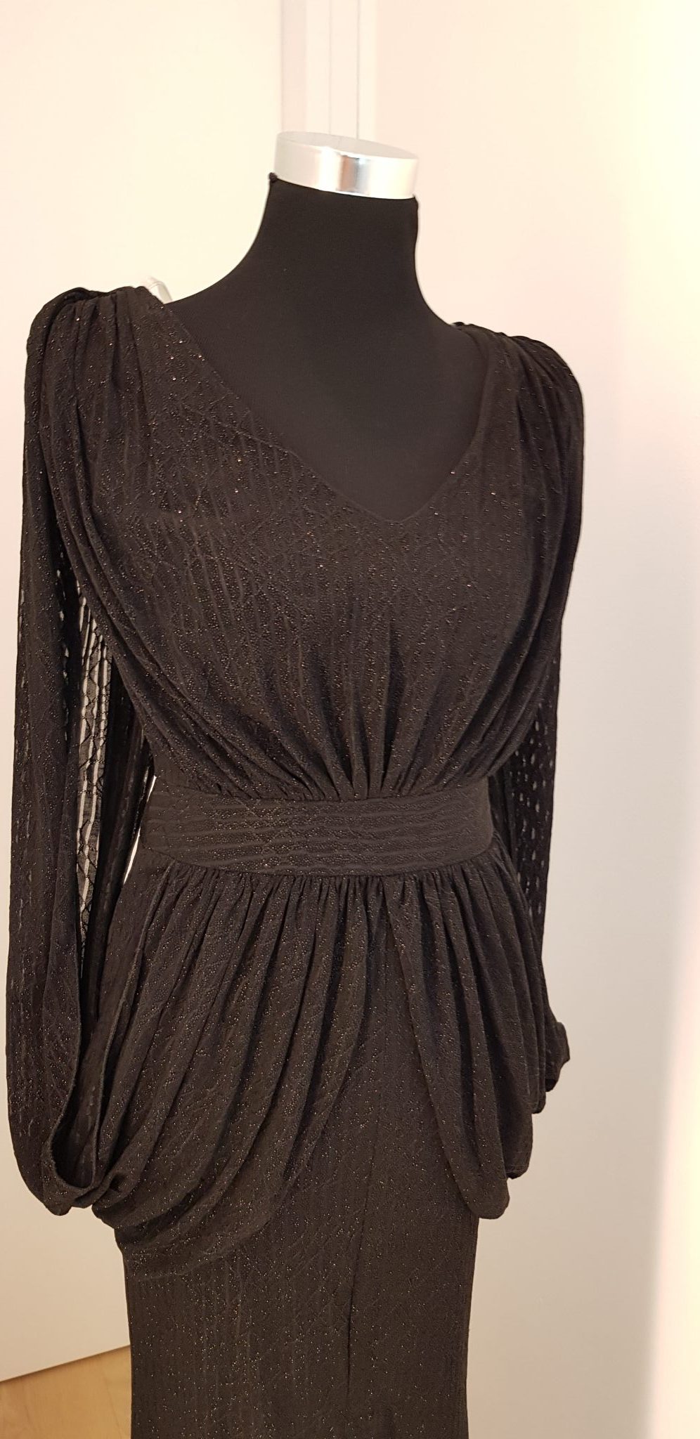 1060-ballkleid-schwarz-Rising-Star Schwarzes Ball-/Abendkleid mit breiten Schultern und breitem Gürtel und extravaganten Wasserfall-Bahnen