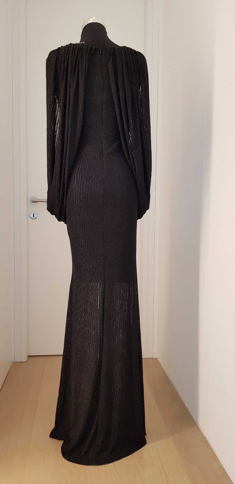 1060-ballkleid-schwarz-Rising-Star Schwarzes Ball-/Abendkleid mit breiten Schultern und breitem Gürtel und extravaganten Wasserfall-Bahnen