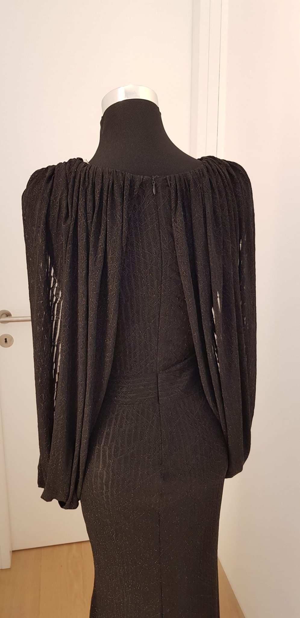 1060-ballkleid-schwarz-Rising-Star Schwarzes Ball-/Abendkleid mit breiten Schultern und breitem Gürtel und extravaganten Wasserfall-Bahnen