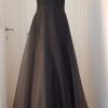 Edles schwarzes Ballkleid mit kompakten Spitzen-Neckholder, im Rücken gekreuzt