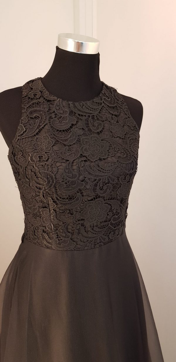 Edles schwarzes Ballkleid mit kompakten Spitzen-Neckholder, im Rücken gekreuzt
