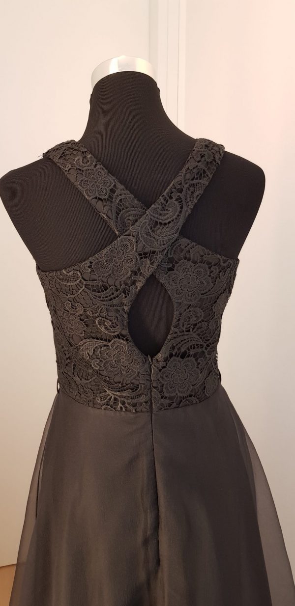 Edles schwarzes Ballkleid mit kompakten Spitzen-Neckholder, im Rücken gekreuzt