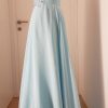 Hellblaues Ballkleid asymmetrisch auf linker Schulter verlaufend mit Schleppe