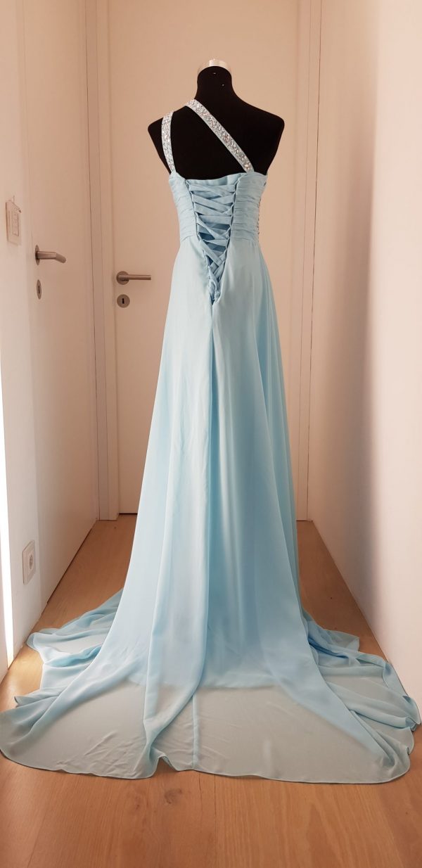 Hellblaues Ballkleid asymmetrisch auf linker Schulter verlaufend mit Schleppe
