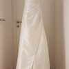 Schulterfreies weißes Debutantinnenkleid mit Strass-Steinen