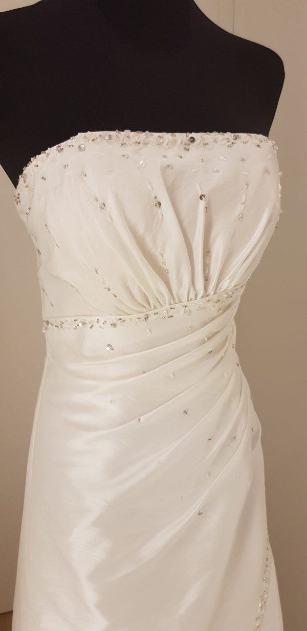 Schulterfreies weißes Debutantinnenkleid mit Strass-Steinen
