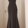 Schwarz glänzendes Stretch-Ballkleid, geschnürter Rücken