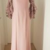 Edles puderrosa Ballkleid mit Trompetenärmeln aus Spitzentüll