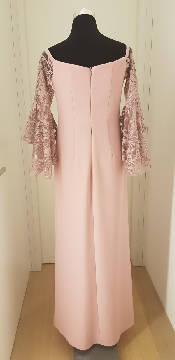 Edles puderrosa Ballkleid mit Trompetenärmeln aus Spitzentüll