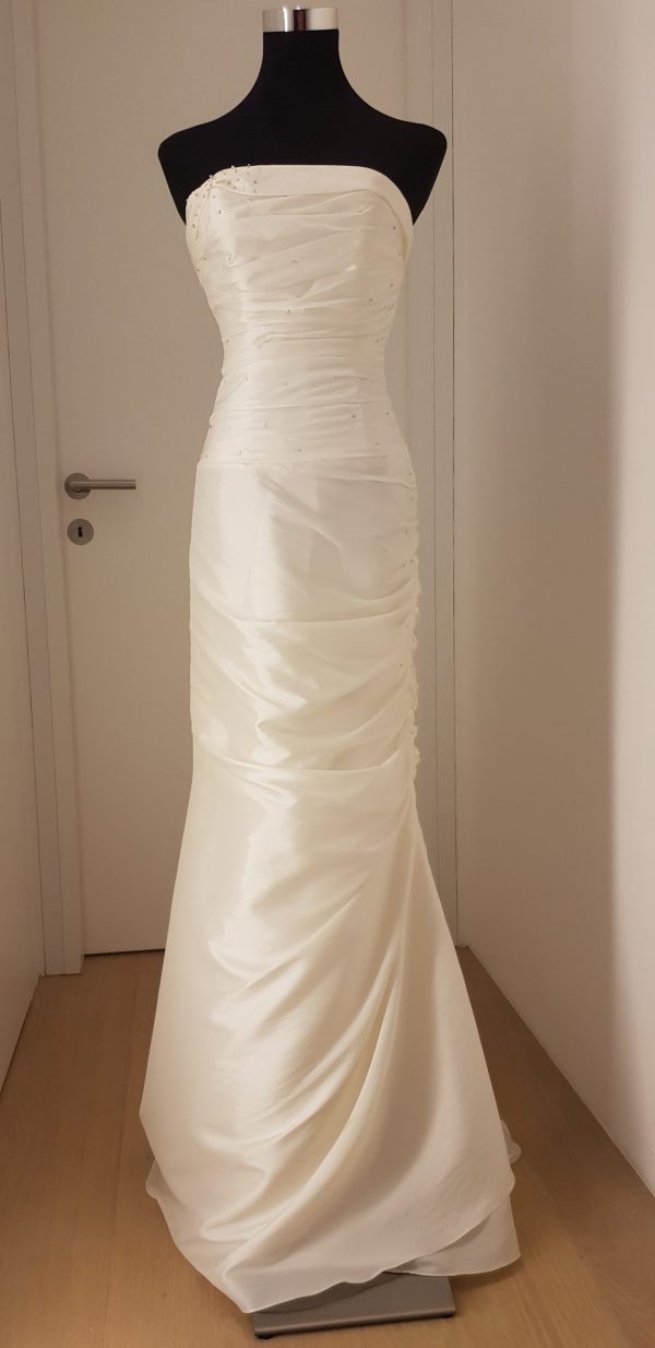 Schulterfreies weißes Debutantinnen Kleid in geraffter Wickeloptik mit Stoffblumen