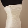 Schulterfreies weißes Debutantinnen Kleid in geraffter Wickeloptik mit Stoffblumen