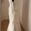 Schulterfreies weißes Debutantinnen Kleid in geraffter Wickeloptik mit Stoffblumen