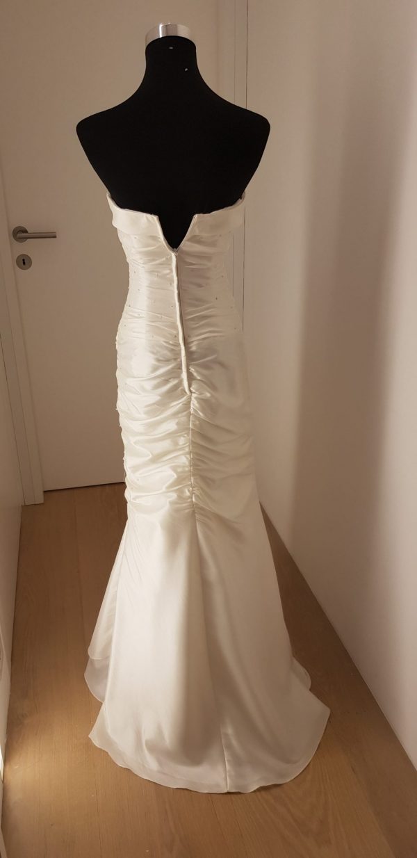 Schulterfreies weißes Debutantinnen Kleid in geraffter Wickeloptik mit Stoffblumen